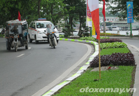 Người dân Hà Nội tự sơn phản quang cho khúc cua ‘tử thần’